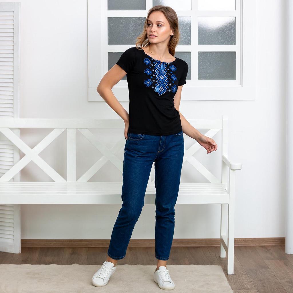 Женская футболка с вышитым орнаментом