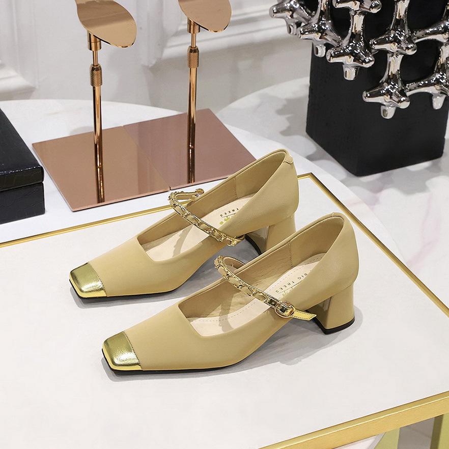 Туфли «Мэри Джейн» Темперамент, толстый каблук, средний каблук, светлый рот, соответствующий цвету, сращивание, квадратная головка, металлическая цепочка, одно слово с одинарными туфлями