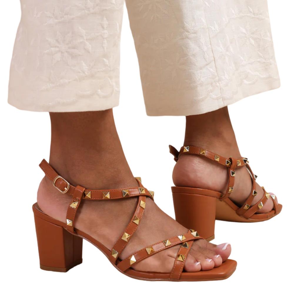 Where's That From Женские/дамские босоножки на каблуке-блоке из полиуретана с интенсивными заклепками