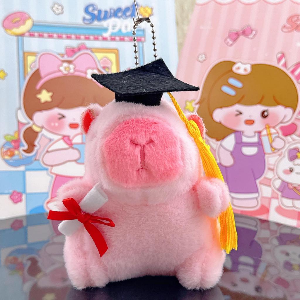 Плюшевый брелок-капибара Xiaohongshu и кулон-кукла в выпускной шляпе