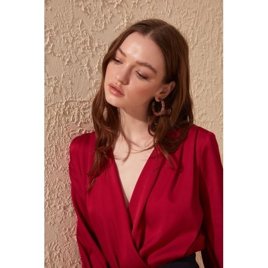Блузки и рубашки Элегантная атласная блузка в складку с двубортным вырезом на плечах