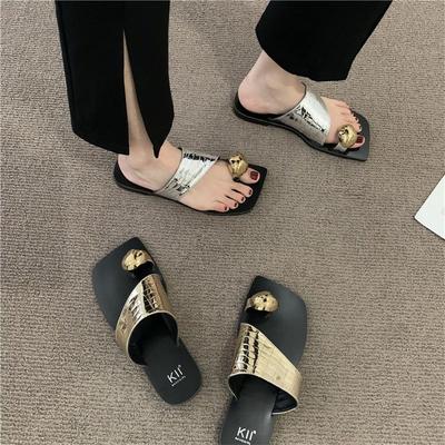 Женские летние шлепанцы с квадратным носком, металлической пряжкой, плоской подошвой, тонкие, с индивидуальностью, с перемычкой между пальцами, римские сандалии, женская обувь