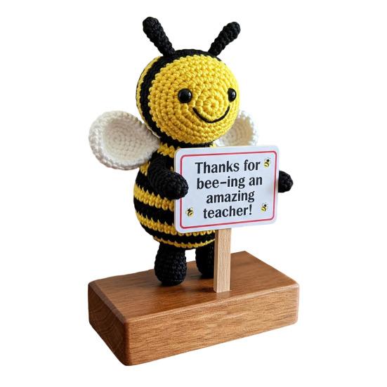 Вязаная пчела учителю подарок признательность ручной работы украшение благодарности пчела со знаком вязание крючком пчела