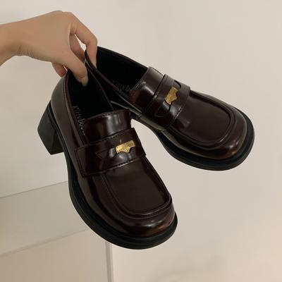 Туфли-лоферы Queen Fan для женщин, новая коллекция осень-зима 2025, коричневые, на небольшом каблуке, увеличивающие рост, британские туфли из мелкой кожи