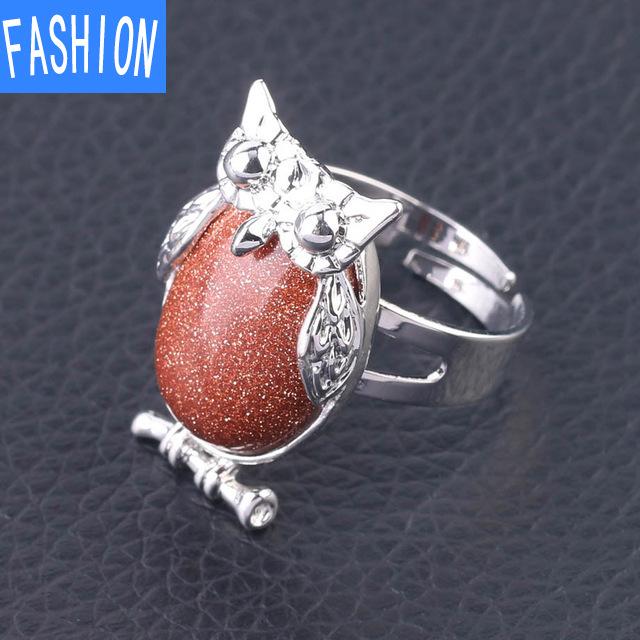 Металлическое регулируемое кольцо с выпуклым натуральным кристаллом в виде совы