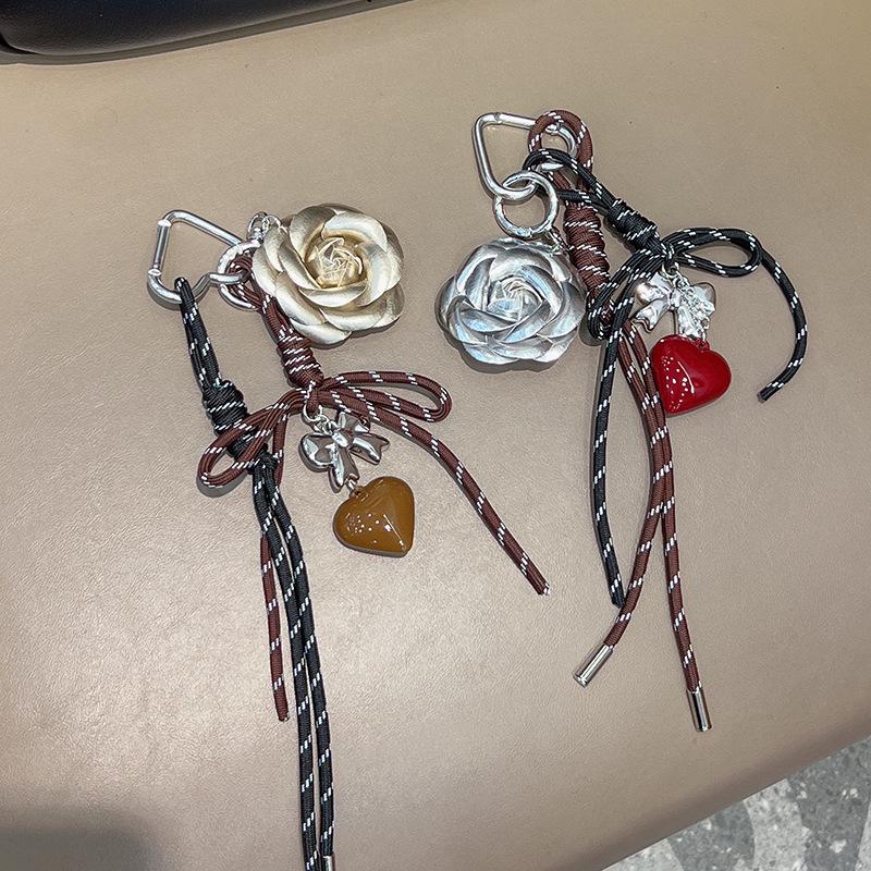 Брелок-шарм в корейском стиле в виде сплетенного вручную сердца с камелией