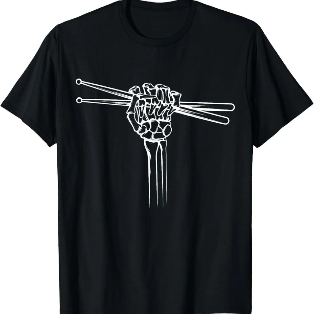 Футболка с барабанщиком, барабанными палочками, рукой скелета и рокерской козой