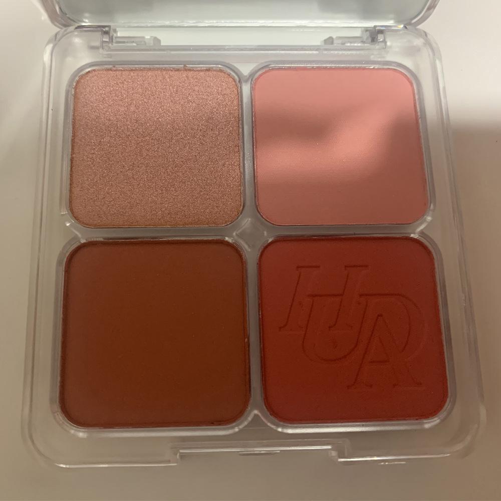 Палетка из четырех цветов румян и хайлайтеров Huda Beauty