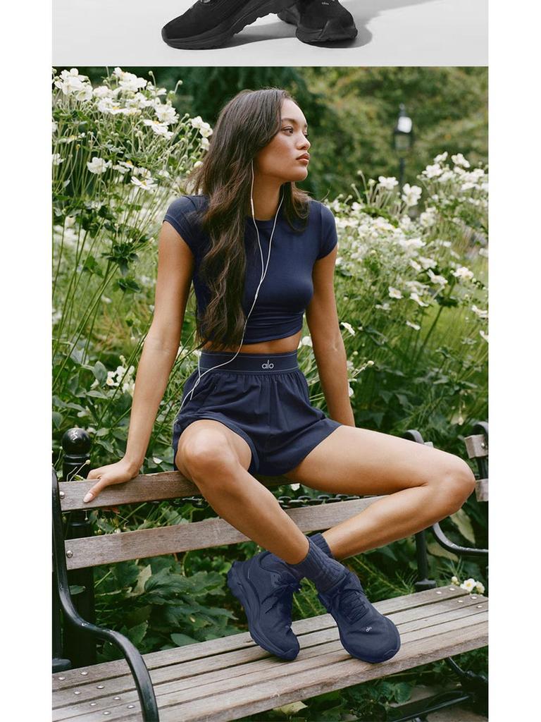 Короткие шорты для йоги Alo Casual Slim: Спортивная одежда, подчеркивающая фигуру, свободного кроя для весны и лета