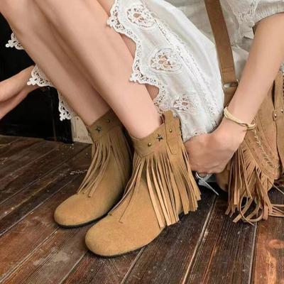 Мода 2024 года, модные повседневные туфли на плоской подошве с заклепками и бахромой, с круглым носком, женские короткие сапоги с кисточками, большие размеры