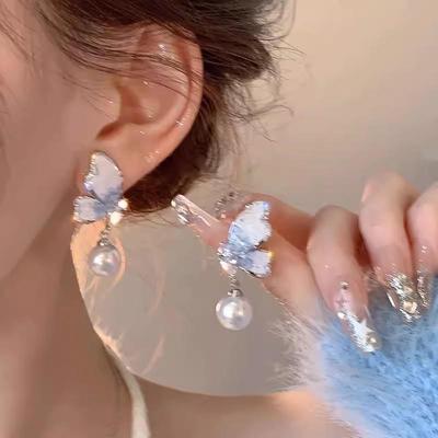 Серьги-бабочки с градиентным синим кристаллом, жемчугом и иглой из серебра 925 пробы