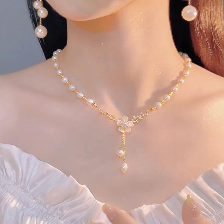 European & American Rhinestone Choker Necklace - Sleek, Short, Sexy Design