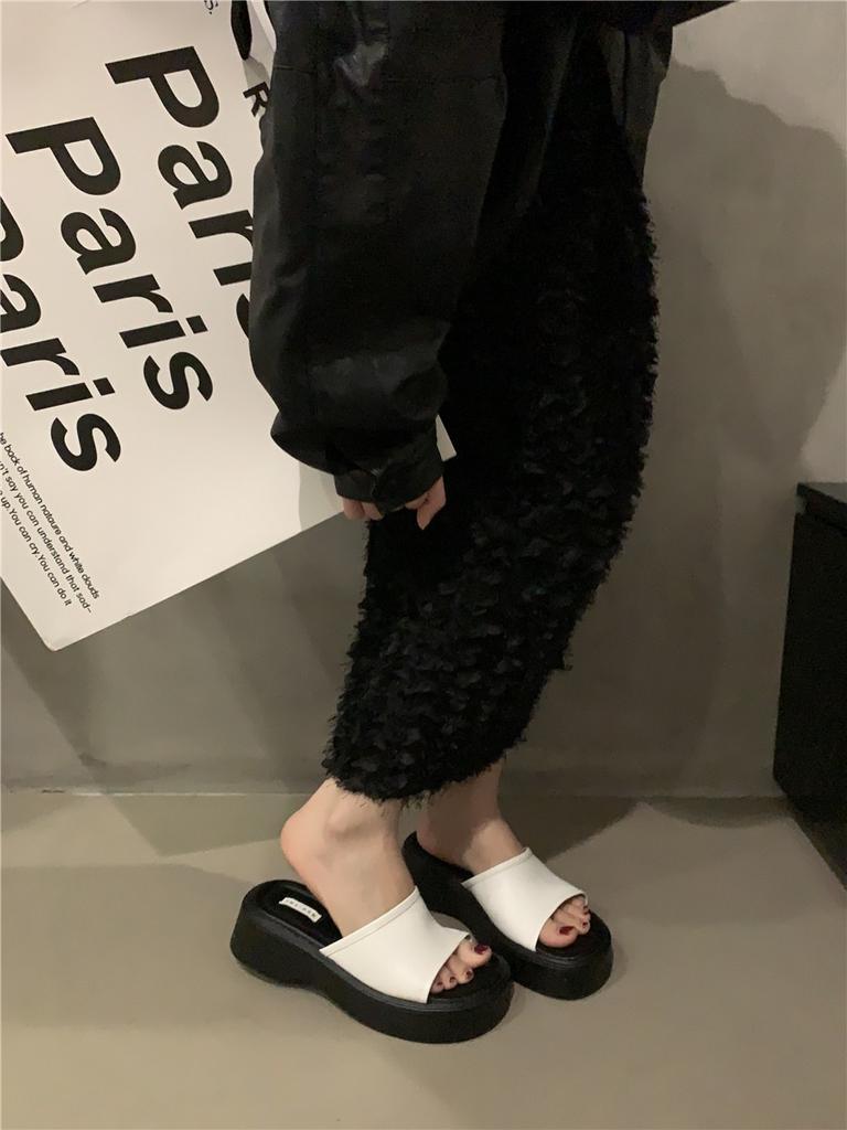 Простые удобные тапочки на толстой подошве для улицы, женская новинка 2024 года, повседневная пляжная обувь с кексами и рыбьим ртом