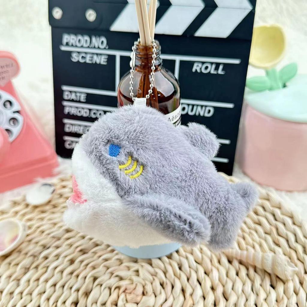 Очаровательный плюшевый брелок-шарм в виде акулы, кусающей руку