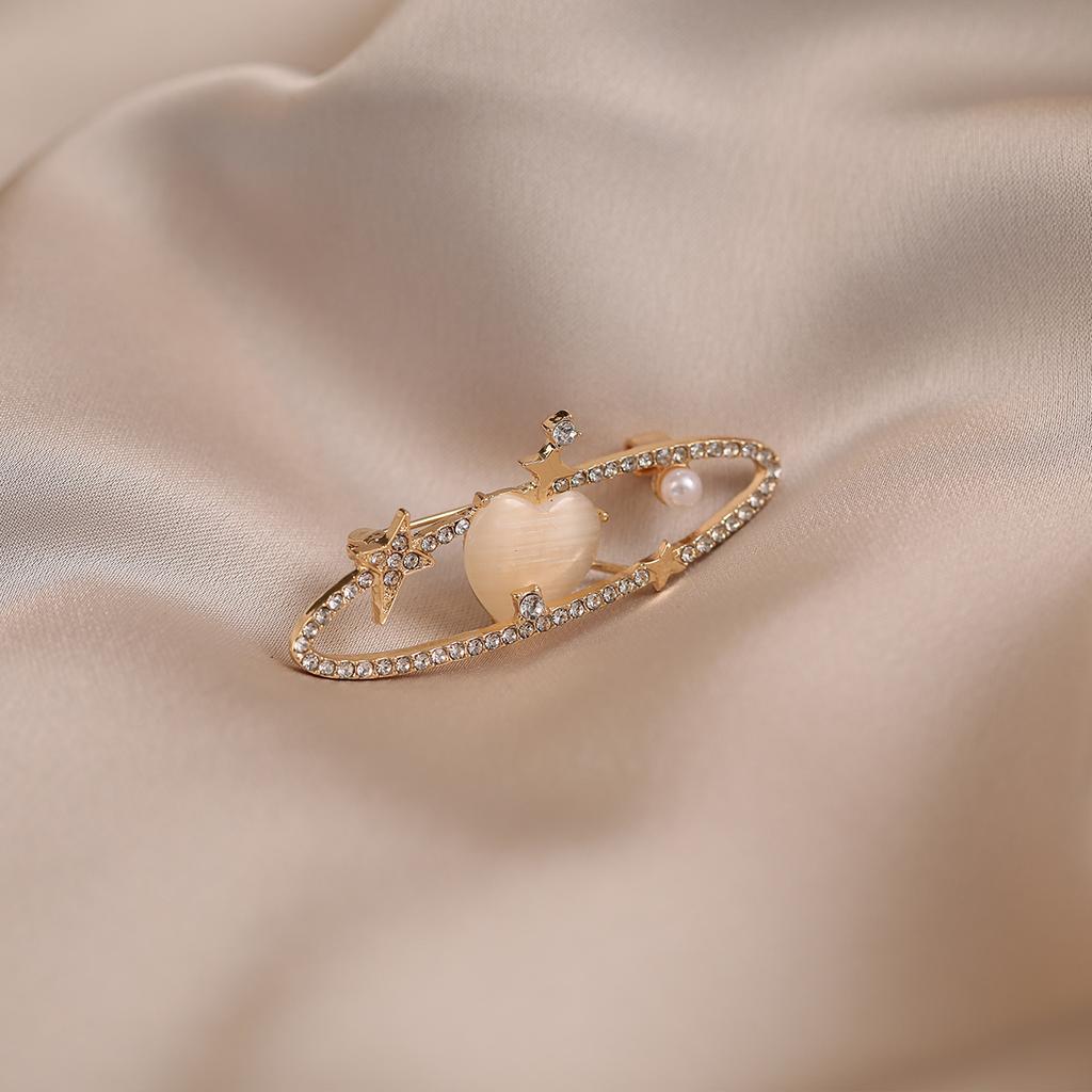 Love Planet Anti-glare Brooch A High-end Light Luxury and High-end Women's Niche Brooch Accessory