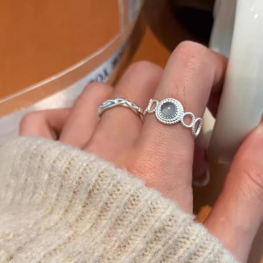 Элегантное посеребренное кольцо S925 светло-голубого цвета с открытым дизайном для женщин - Универсальное, модное и роскошное кольцо на указательный палец.