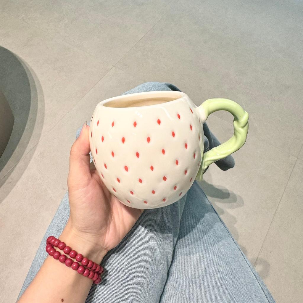 Кружка с клубникой и крышкой, высококачественная креативная чашка, керамическая кружка для воды, нишевый дизайн, подарок на день рождения, сувенир