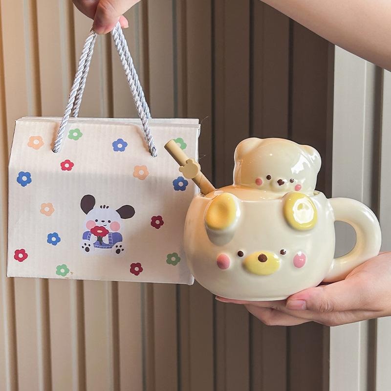 Кружка с кремовым мишкой, керамическая кружка высокой ценности для девочек с крышкой, бытовая чашка для питья, подарок на день рождения, сувенир