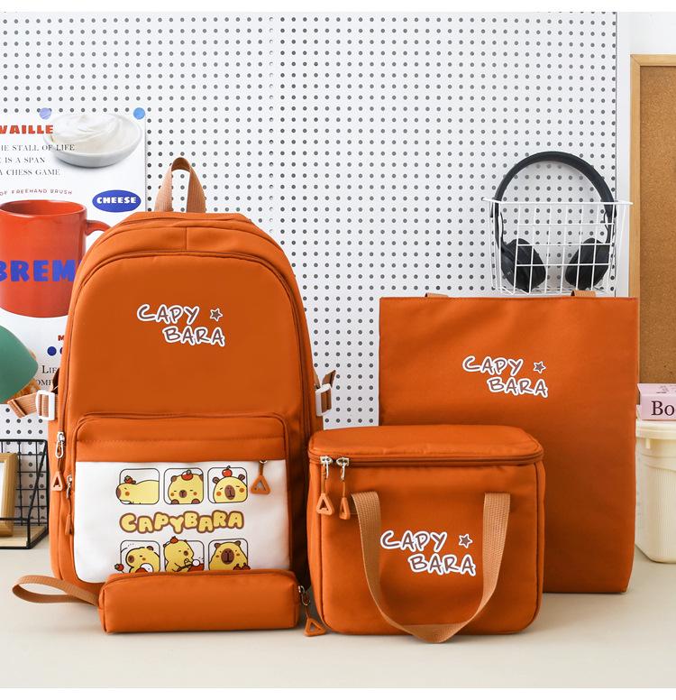 Набор из 4 рюкзаков для школьников с мультяшным принтом.