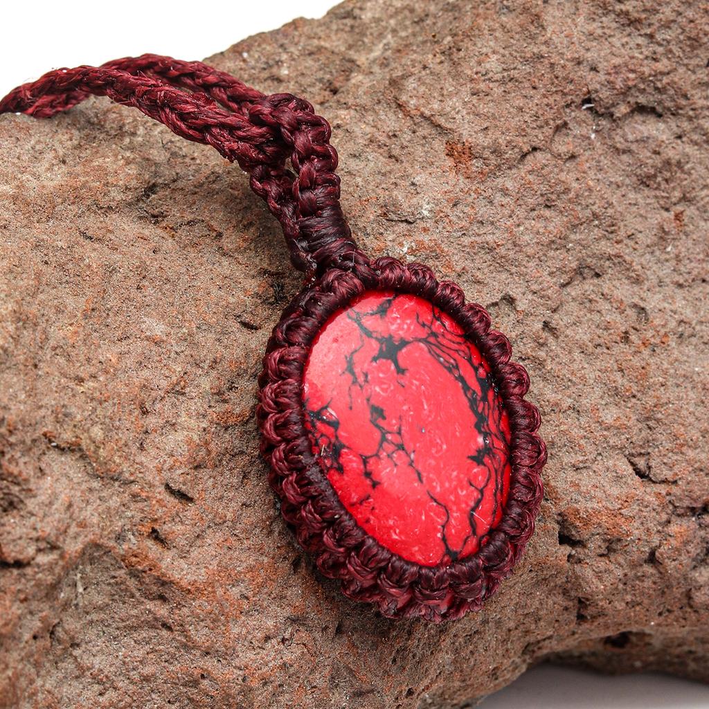 Ожерелье ручной работы в технике макраме красного цвета с медно-бирюзовыми нитями и драгоценными камнями