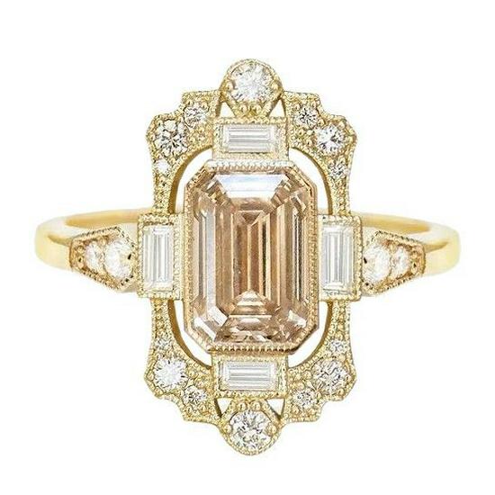 Классическое женское кольцо «Три героя» с инкрустацией шампанским бриллиантом