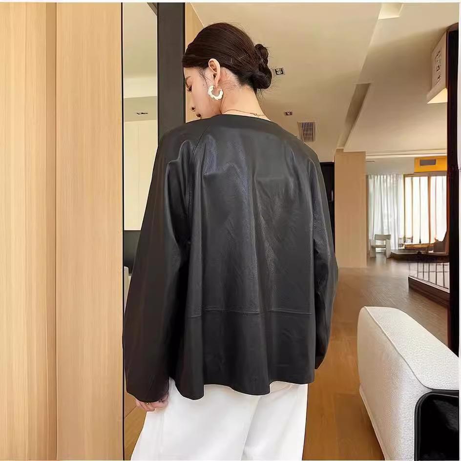 Женская куртка свободного силуэта из натуральной овчины средней длины