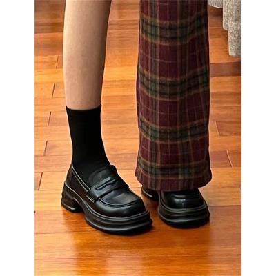 Маленькие кожаные туфли в стиле колледж женские 2025 новые на толстой подошве с увеличением роста японские лоферы jk лакированная кожа универсальные туфли для通勤