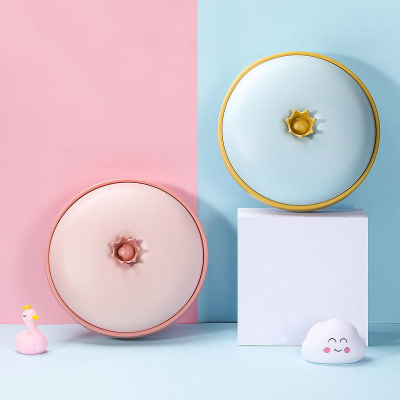 Креативный отсек для хранения с крышкой. Домашняя современная гостиная. Журнальный столик. Поднос для конфет. Закуски. Семена дыни и тарелка с сухофруктами.