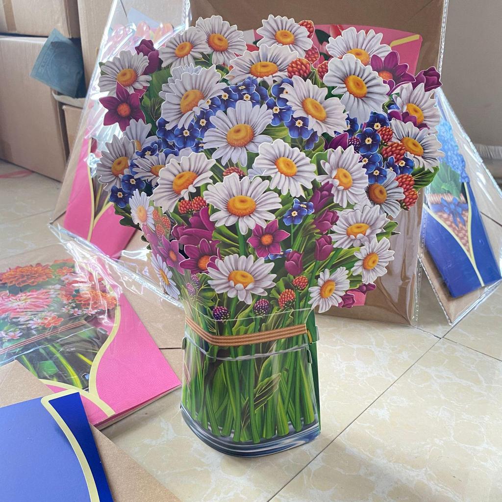 Объемная 3D открытка на День матери с цветами в руках