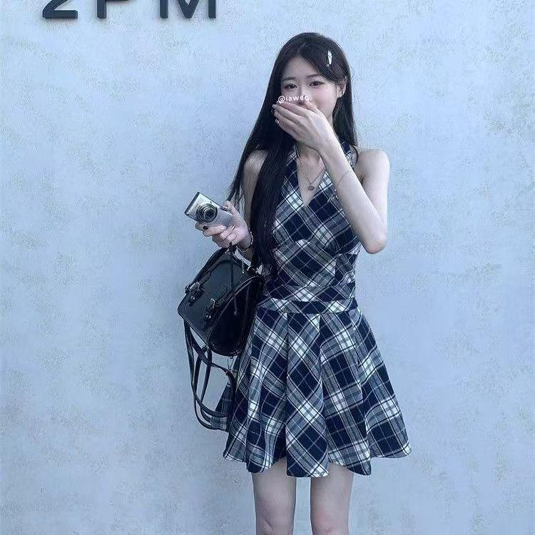 Женское черно-белое клетчатое мини-платье А-силуэта с V-образным вырезом и завязками на шее, коллекция весна/лето 2025 - Приталенный силуэт, стройнящий эффект.