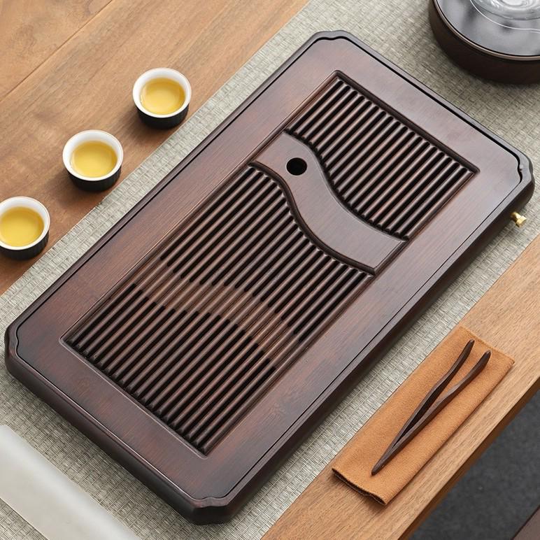 Бамбуковый чайный поднос с резервуаром для воды - Простой прямоугольный дизайн для чайных наборов