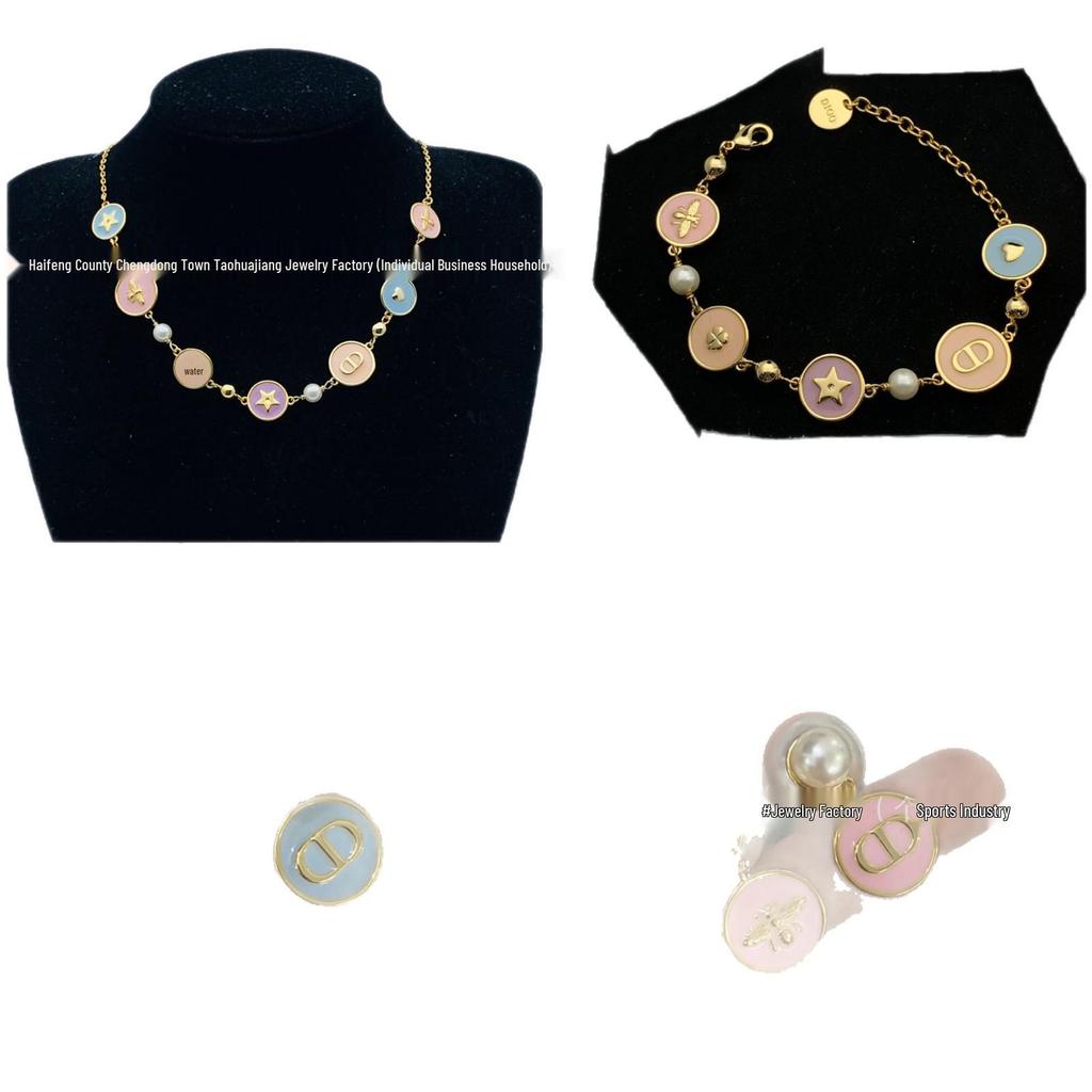 2025D Дом Классическое Жемчужное Ожерелье и Браслет Женский Ретро с Буквой CD Дома из Высококачественной Латуни и Эпоксидной Смолы.