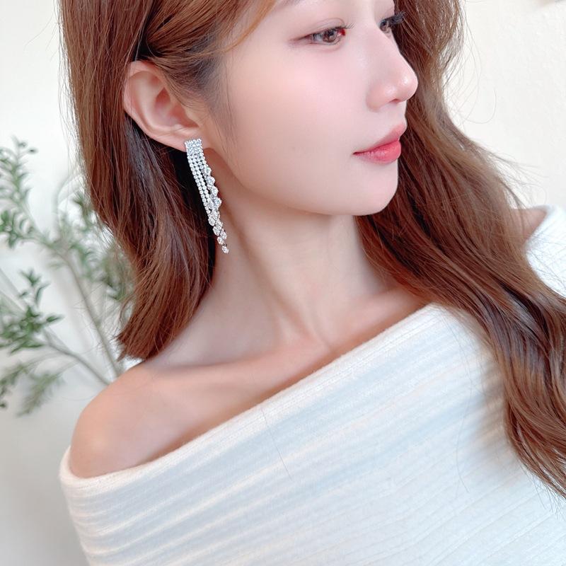 Платье высокого класса в стиле легкой роскоши с серьгами, трендовая атмосфера, супер блеск, полностью усыпанное бриллиантами, длинные серьги с циркониевой бахромой, визуально удлиняющие лицо