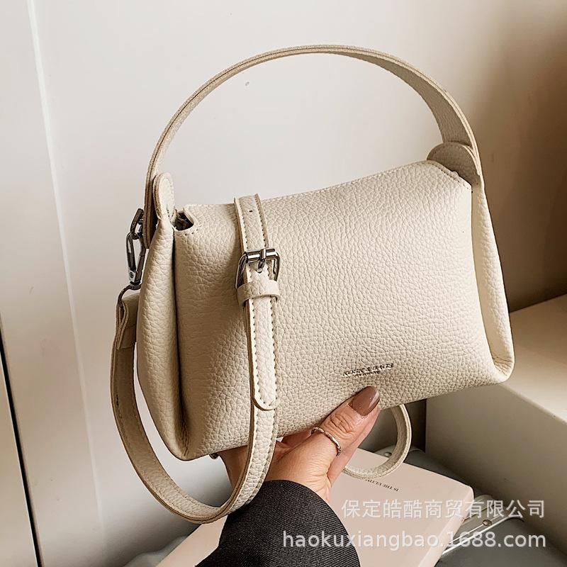 Супер огонь маленькая сумка женская весна и лето универсальная 2025 новая простая сумка-мессенджер женская популярная маленькая квадратная сумка в этом году