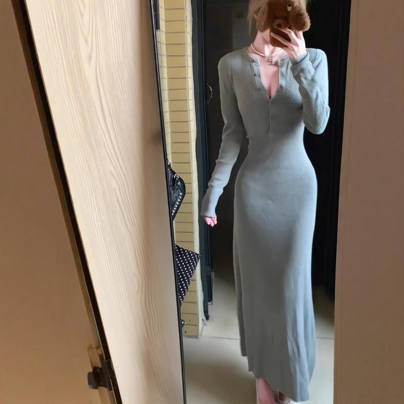 Новая атмосфера начала осени, носящая темперамент, тонкое внутри, вязаное платье с длинным рукавом, длинное платье