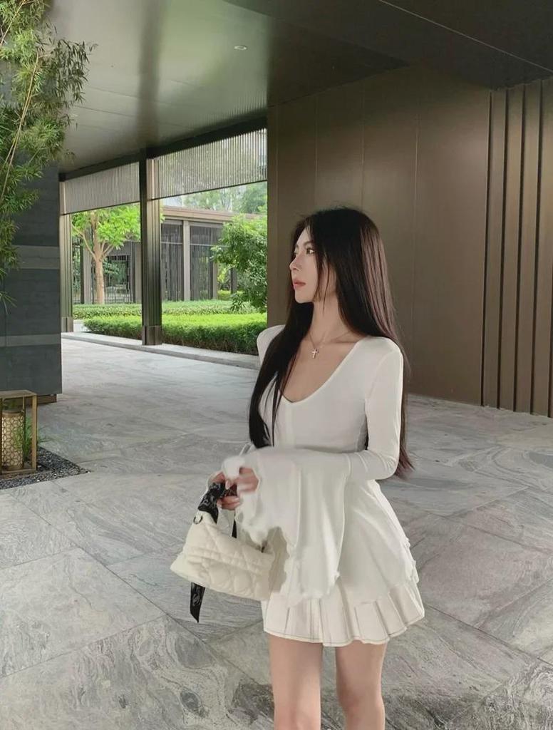 Осенняя футболка с V-образным вырезом и расклешенными рукавами для женщин