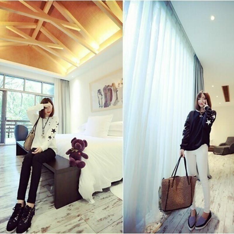 Женский свитер с длинным рукавом осень-зима. Цвета свитера белый, чёрный. Классический покрой