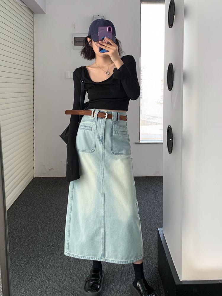 «Весна 2024 года, джинсовая юбка А-силуэта с завышенной талией и потертостями»