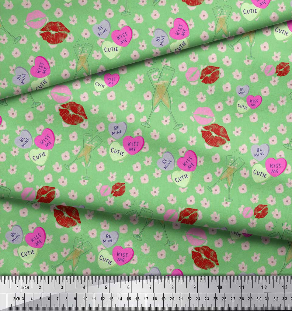 Soimoi Зеленая японская креп-сатиновая ткань с мазком кисти, сердечками и бокалами для вечеринок, ткань с принтом 1 метр 42 дюйма