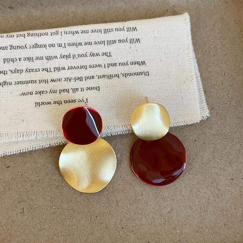 Геометрические матовые серьги-гвоздики с металлическим диском в форме капли масла, женские серьги-гвоздики с нишевым дизайном, нежный темперамент, уникальные универсальные серьги