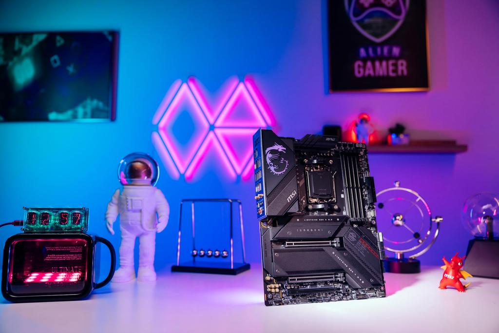 MSI Материнская плата MPG X670E CARBON WIFI AMD Ryzen серии 7000 совместимая с чипсетом X670 ATX MB5862 (АМ5)