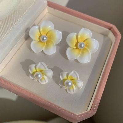 Элегантные серьги-гвоздики в корейском стиле с цветком, милые жемчужные серьги-гвоздики, серьги-гвоздики в виде цветка плюмерии, хипстерские