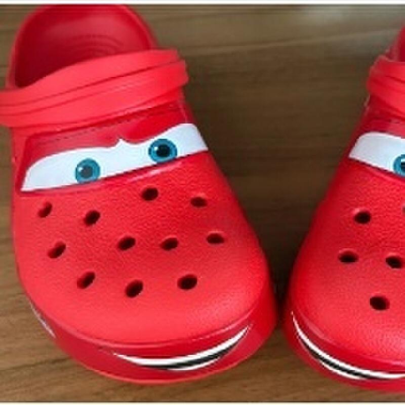 Новейшие детские клоги Mcqueen с рисунком, отверстиями, водонепроницаемые, нескользящие, сплошной красный цвет, на флисовой подкладке, для улицы и дома, повседневные, рождественские подарки