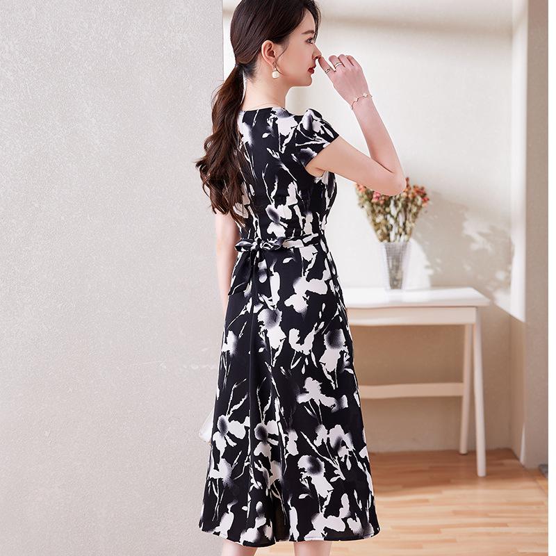 Летнее платье с цветочным принтом больших размеров - короткий рукав, подчеркнутая талия, тонкий фасон