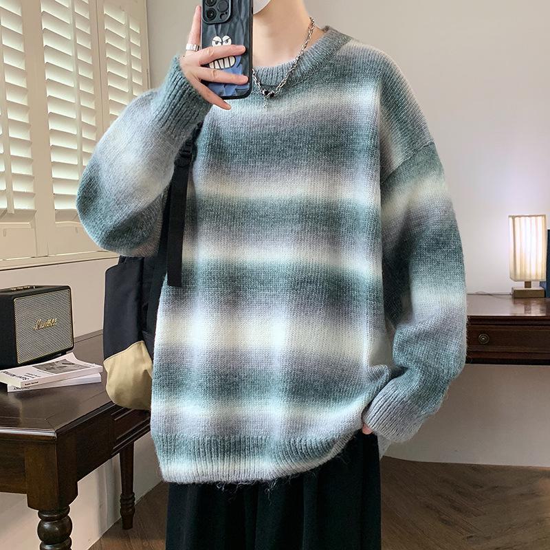 Мужской свитер с круглым вырезом и градиентной расцветкой тай-дай — радужные полосы, свободный крой, модный сезон осень/зима.