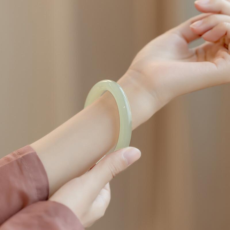 Браслет из натурального нефрита. Модный и простой женский браслет из нефрита.