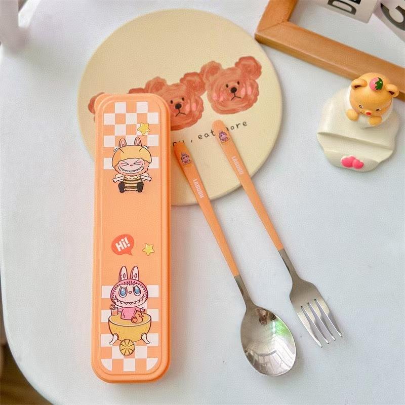 Набор портативной посуды Labubu из двух предметов, мультяшные вилка и ложка из нержавеющей стали, коробка для хранения, студенческий портативный набор столовой посуды