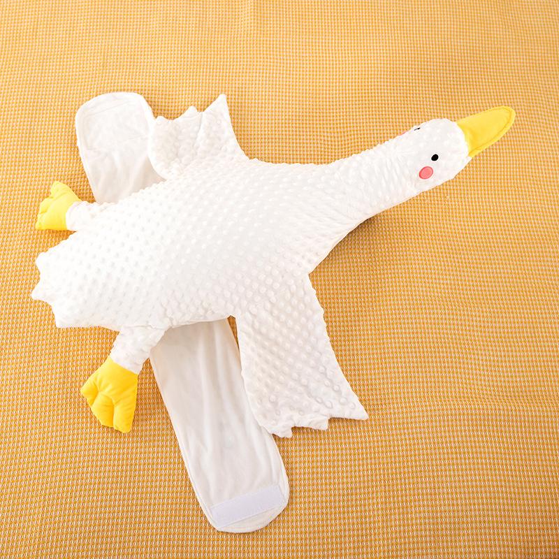 Новорожденный ребенок спит на грани выхлопа Подушки Подушки в виде самолета Большой белый гусь Кишечные колики Вздутие живота Ребенок успокаивает сон