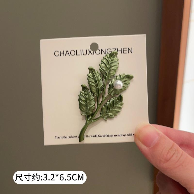 Green Plant Flower Brooch Pearl Anti-Light Pin Accessories High-End Women'S Small Fresh Suit Corsage Decoration