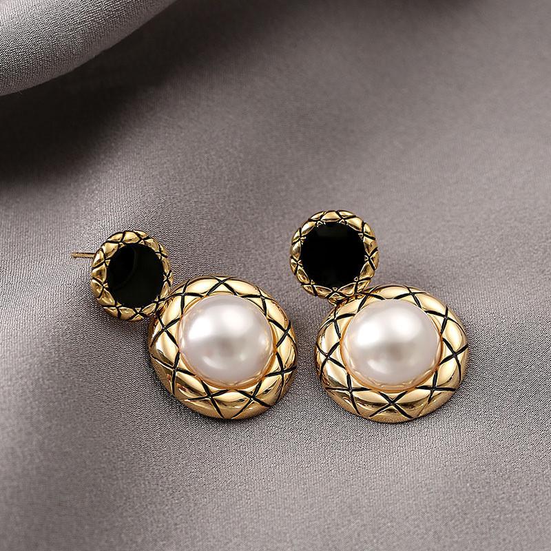 Alien Pearl Earrings With A High-end French  Design And Pendant For Women
